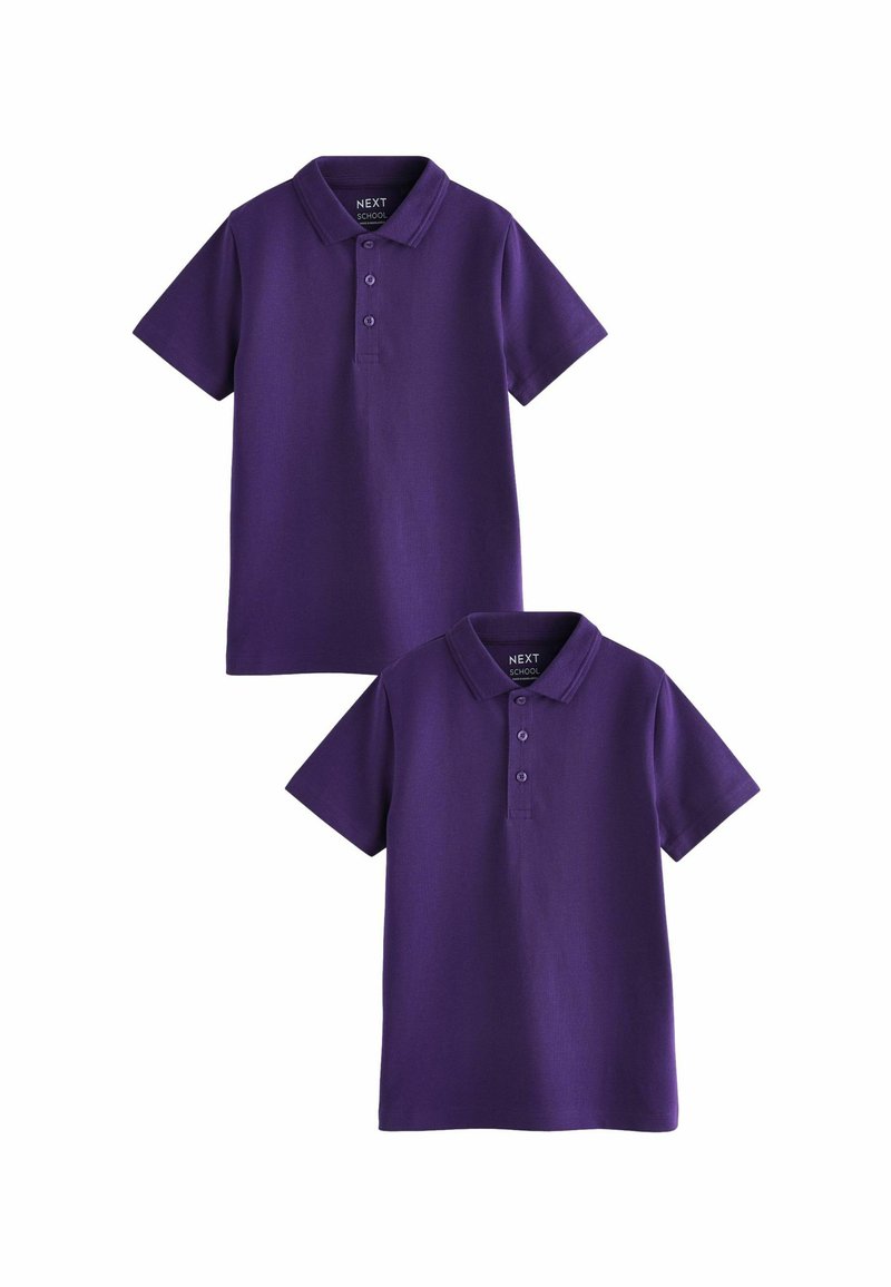 Des polos violets avec un col, des manches courtes, une patte de boutonnage à trois boutons et une texture lisse. Deux chemises exposées.