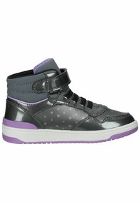 Vyšší sneakers v šedé a fialové barvě, vyrobené z lakované kůže a textilu. Obsahují puntíky, suchý zip a gumovou podrážku s texturovaným gripem.