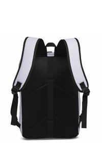 Mochila en blanco y negro con respaldo de malla acolchada, correas ajustables y un diseño geométrico. Cierre con cremallera en la parte superior. Material duradero.