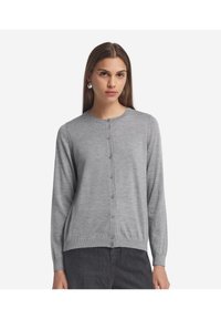 Szary kardigan wykonany z miękkiego materiału, z okrąg�łym dekoltem, długimi rękawami oraz zapięciem na guziki z przodu, wyposażony w kilka guzików.