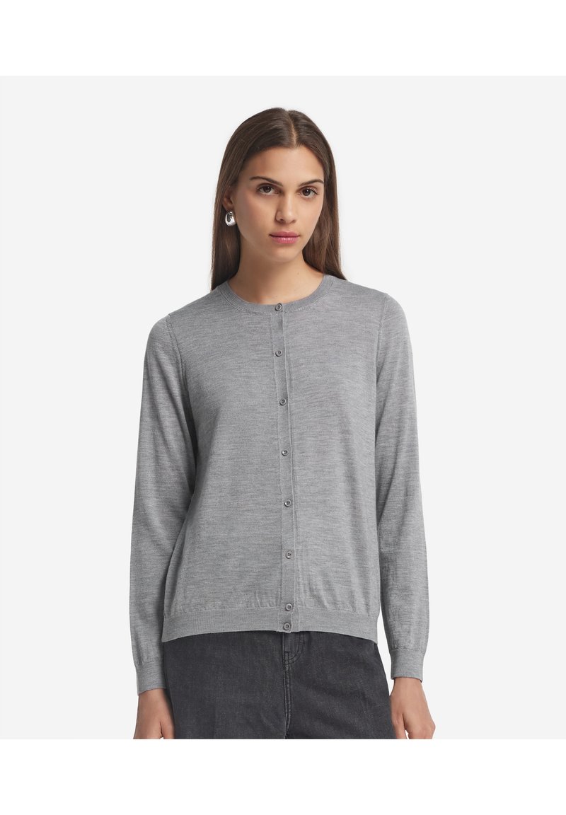 Szary kardigan wykonany z miękkiego materiału, z okrągłym dekoltem, długimi rękawami oraz zapięciem na guziki z przodu, wyposażony w kilka guzików.