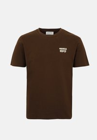 T-shirt marron à manches courtes et col rond avec petit texte blanc « OSAKA » et des caractères japonais imprimés sur le côté gauche de la poitrine.
