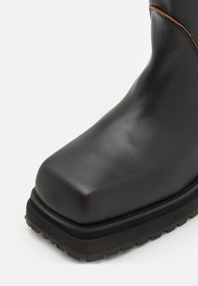 ECKHAUS LATTA STACKED BOOT UNISEX - Botas - black/brown