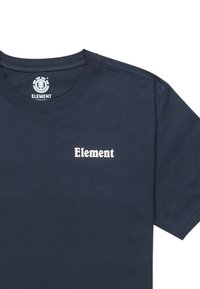 Camiseta de algodón azul marino con cuello redondo y mangas cortas. Logo "Element" en blanco situado en el área del pecho izquierdo. Textura suave.
