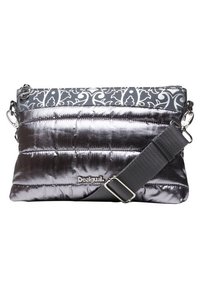 Ocieplana kopertówka z błyszczącym, ciemnosrebrnym zewnętrzem, wzorzystym materiałowym wierzchem oraz odpinanym czarnym paskiem. Na przedniej stronie znajduje się logo marki.