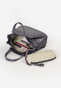 Borsa in pelle viola con chiusura a zip, dotata di foderatura in tessuto a righe, numerose tasche e una pochette beige rimovibile.