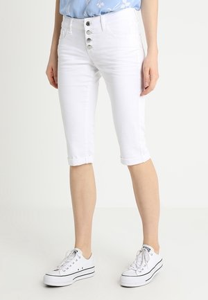 Vita denim capri-byxor med hög midja, med en femknappsstängning, upplagda fållar och en slät textur, som är kombinerade med vita sneakers.