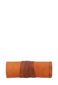 Skórzana rolka na ołówki w intensywnym pomarańczowym kolorze, charakteryzująca się gładką teksturą i ciemnobrązowym skórzanym paskiem do zamykania.