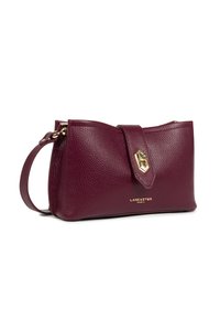 Sac à main en cuir bordeaux avec des éléments en or, fermeture zippée et un rabat avant comportant un accent géométrique. Fini texturé avec une sangle pour le poignet.