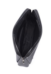 Borsa a pochette in pelle nera texture con chiusura superiore a zip e fodera interna liscia. Presenta più scomparti per un'organizzazione ottimale.