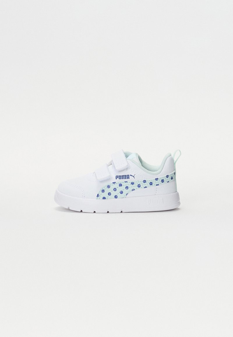 Biele športové tenisky so zelenými akcentmi, s bodkovaným vzorom na boku a dvojitými suchými zipsami pre uzatvorenie. Hranatá podrážka pre lepšiu priľnavosť.