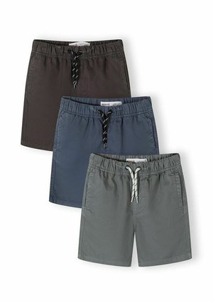 Trzy pary casualowych szortów w kolorach ciemnoszarym, niebieskim i jasnoszarym, każda z elastycznym paskiem w talii i sznurkami do regulacji.