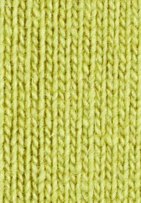 Strickstoff in Hellgrün mit vertikaler Rippstruktur. Die Oberfläche hat ein leicht flauschiges Aussehen mit gleichmäßigen Stichen.