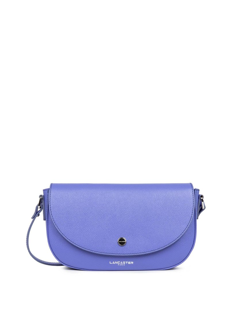 Borsa a tracolla in pelle texture viola con chiusura a pattina, accent metallico circolare e tracolla regolabile. Presenta il logo sulla parte anteriore.