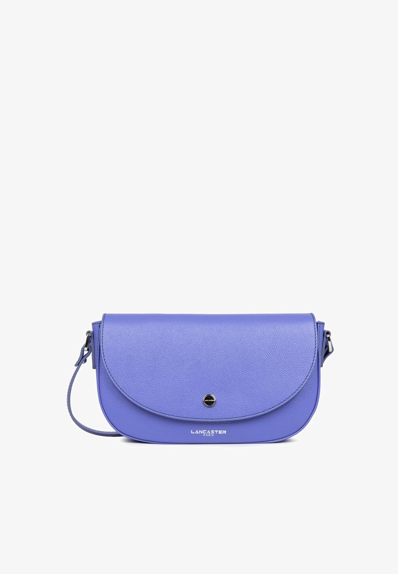 Borsa a tracolla in pelle texture viola con chiusura a pattina, accent metallico circolare e tracolla regolabile. Presenta il logo sulla parte anteriore.