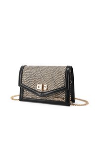 Borsa a tracolla intrecciata nera e beige con motivo a zigzag, accessori in oro, cinturino a catena e silhouette strutturata. Dotata di chiusura a scatto.