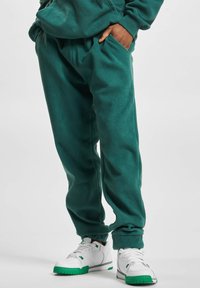 Unselected, winterland green