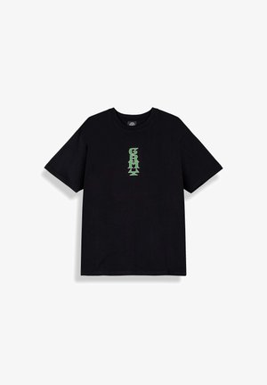 Schwarzes T-Shirt mit kurzen Ärmeln und grünem vertikalem "GRMT"-Schriftzug mittig auf der Brust, flach auf weißem Hintergrund liegend.