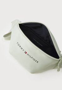 Tommy Hilfiger ESSENTIAL BUMBAG UNISEX - Gürteltasche - misty sage