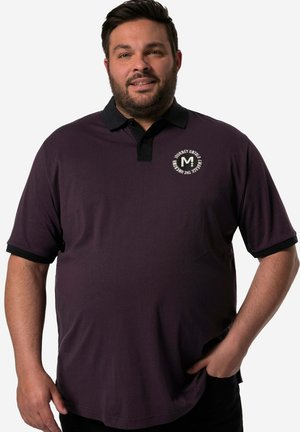 Kurzarm-Polohemd in Dunkelpurpur mit schwarzem Kragen und Bündchen. Mit einem kreisförmigen Logo in Weiß auf der linken Brustseite.