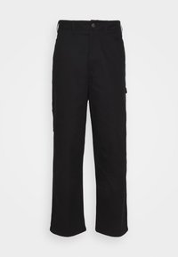 Pantalones negros de corte recto con cierre de botón y cremallera, presillas para cinturón y un bolsillo lateral en la pierna derecha.