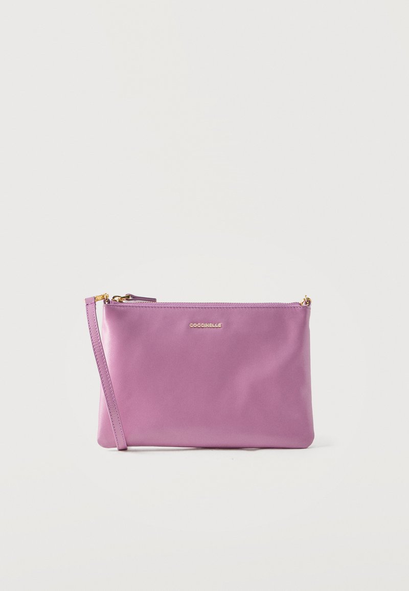 Μικρό ορθογώνιο μοβ δερμάτινο τσαντάκι χειρός με χρυσλό φερμουάρ και λεπτό λουράκι καρπού, με τη μάρκα «Coccinelle» σε χρυσά γράμματα.