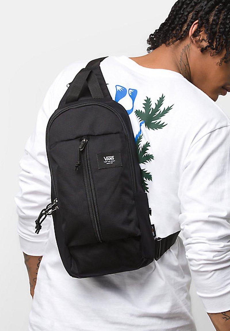 Zwarte slingsac met een gestructureerde buitenkant, een voorzak met rits en een verstelbare strap die op de rug wordt gedragen. Minimalistisch ontwerp en zichtbare branding.