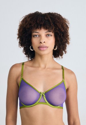 Lilla netting-BH med grønn satengkant, med myk underwire, justerbare stropper og en sentral sløyfedetalj.