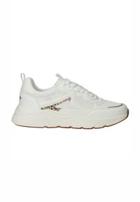 Witte sneaker met een mix van mesh en gladde materialen, een gevoerde zool en een subtiele dierenprintaccent aan de zijkant.