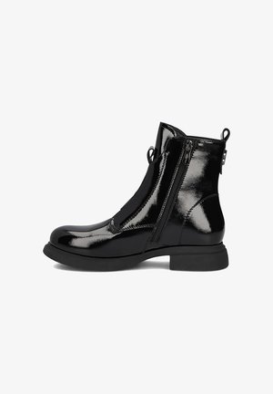 Czarne lakierowane botki za kostkę z bocznym zamkiem i uchwytem, z zaokrąglonym noskiem i niskim, teksturowanym gumowym obcasem.