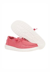 Rote Textilschuhe mit einem weichen Netzfutter, abgerundeter Zehenpartie und weißem gesprenkeltem Sohlenrand. Besitzt pinkfarbene Schnürsenkel und ein lässiges Design.