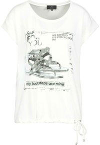 Bílý bavlněný T-shirt s krátkým rukávem, s třpytivým grafickým motivem sandálů a textem. Zahrnuje šňůrku na spodním okraji pro nastavitelnou velikost.