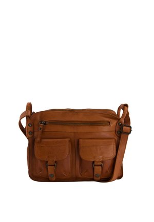 Bruine leren crossbodytas met verstelbare riem, voorvak met rits en twee klepzakken met gesp.