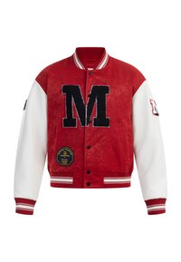 Giacca varsity rossa con maniche bianche, emblema "M" nero, toppe sul fondo, chiusura a bottoni e polsini e colletto a costine. Texture morbida.