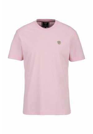 Lyserød kortærmet t-shirt med rund halsudskæring og et lille skjoldformet logo på venstre bryst samt sort inderlabel i kraven.