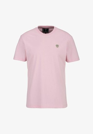 T-shirt rosa chiaro a maniche corte con scollo a girocollo, logo piccolo a forma di scudo sul lato sinistro del petto e etichetta interna del colletto nera.