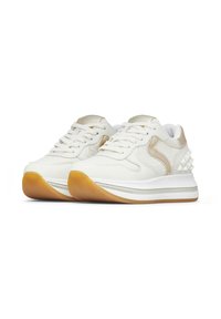 Sneaker bianchi con tomaia in pelle texturizzata, dettagli dorati e suola in gomma giallo chiaro; presenta un retro rialzato con chiodini geometrici.