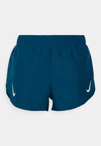 Turkosa sportshorts tillverkade av lättviktig tyg med en stretchig midja. Har vita Nike swoosh-loggor på framsidan.