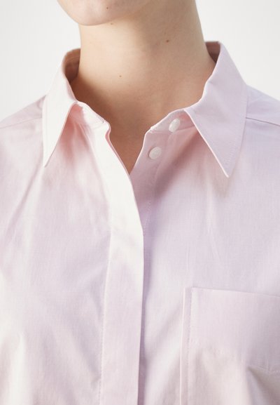 Victoria Beckham BUTTONED SLEEVE CROPPED SHIRT - Paitapusero - rose quartz