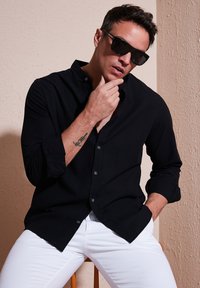 Buratti REGULAR FIT - Majica - black