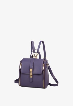 Paarse neplederen handtas met een klep, gouden hardware, ritsaccenten, dubbele draagriemen en een gestructureerde vorm.