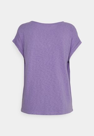 Gładki fioletowy t-shirt z krótkim rękawem, podwiniętymi mankietami i okrągłym dekoltem, pokazany od tyłu na białym tle.