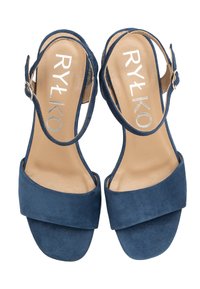Sandali con tacco alto in suede blu marino, con punta aperta, doppie cinghie alla caviglia e suola in pelle liscia. Logo del marchio impresso sulla soletta.