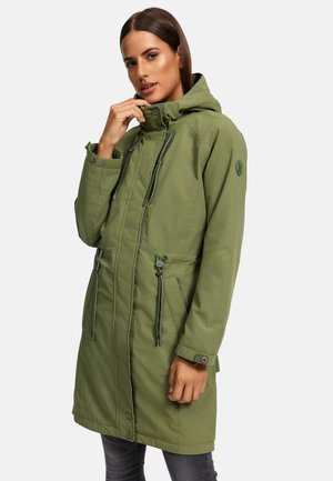 Parka vert olive avec capuche à cordon de serrage, fermeture éclair et pression, poches avant et taille ajustable. Tissu lisse et léger.