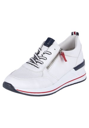 Biały sneaker z czarno-białymi sznurowadłami, bocznym zamkiem z czerwonym suwakiem, granatowo-czerwonymi akcentami na podeszwie i wyściełanym kołnierzem.