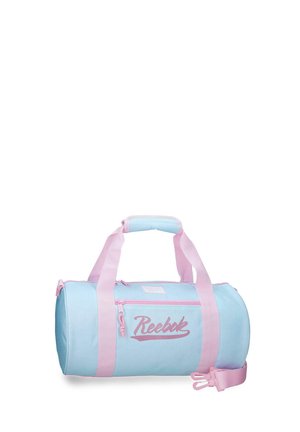 Bolsa de deporte cilíndrica azul claro con asas rosas, correa para el hombro y bolsillo delantero con cremallera que muestra el logo rosa de Reebok.