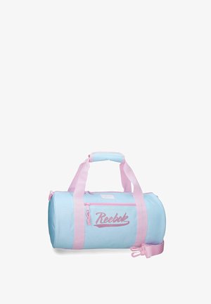 Bolsa de deporte cilíndrica azul claro con asas rosas, correa para el hombro y bolsillo delantero con cremallera que muestra el logo rosa de Reebok.