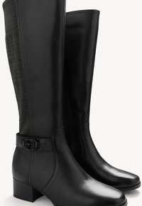 Fekete bőr térd feletti csizmák textúrázott fekete panellel, kerek orral, tömbsarokkal és díszes csattal a bokán.