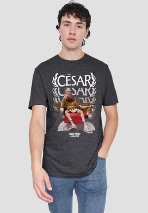 Dark gray cotton t-shirt featuring a graphic print of a seated figure in a toga, with the text "CÉSAR" and laurel designs above.