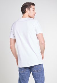 Mister Tee GOING DOWN TEE - Triko s potiskem - white